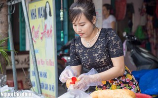 Người phụ nữ tặng bánh mì “làm nóng” đường phố!