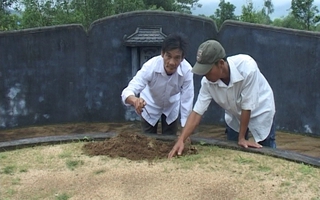 Lạ lùng chuyện hàng trăm ngôi mộ bị "đóng đinh"