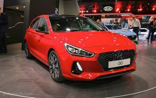 Hyundai i30 hatchback mới có nội thất "kì lạ"