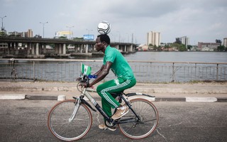 Cầu thủ Nigeria giữ bóng trên đầu đạp xe 103 km
