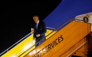 Clip Tổng thống Obama đến sân bay Nội Bài