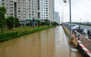 Hà Nội: Sau mưa 2 ngày, cả trăm hộ dân bị cô lập trong “ốc đảo”