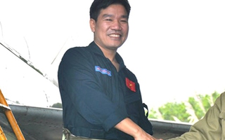 Đưa phi công Su-30 Nguyễn Hữu Cường về cảng Cửa Hội