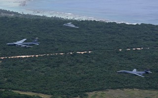 3 siêu máy bay ném bom B-1, B-2, B-52 cùng tới biển Đông