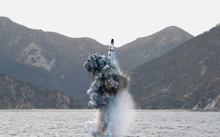 Triều Tiên bắn tên lửa KN-11 vào biển của Nhật