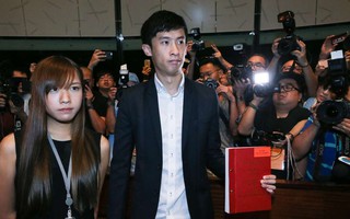 2 nghị sĩ "phỉ báng Trung Quốc" đại náo Hội đồng Lập pháp Hồng Kông