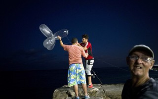 Ngư dân Cuba câu cá bằng bao cao su kiếm bộn tiền