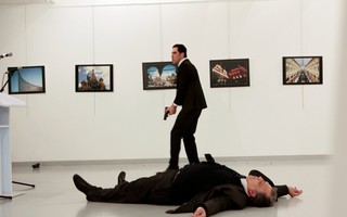 Hình ảnh sốc trong vụ Đại sứ Nga ở Thổ Nhĩ Kỳ bị ám sát