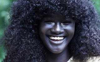 Hot girl châu Phi gây “sốt” vì làn da đen hiếm thấy