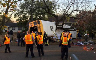 Mỹ: Xe buýt chở học sinh bị lật, 6 người thiệt mạng