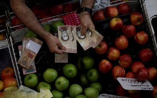 Tiền Venezuela rớt giá thê thảm, 100 bolivar đổi... 2 xu Mỹ