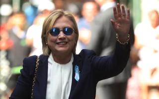 Bà Clinton bị viêm phổi, không đứng vững trong lễ tưởng niệm 11-9