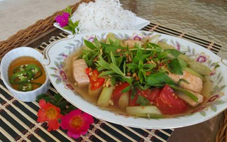 Canh chua cá hồi vừa thổi vừa ăn