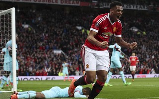 Martial giải cứu Man United, Arsenal chết chìm ở Emirates