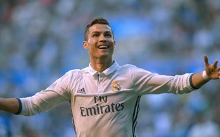 Ronaldo lập hat-trick, Real lên ngôi đầu