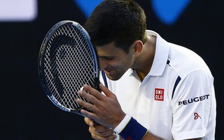 Djokovic thắng khó Gilles Simon, nhọc nhằn vào tứ kết