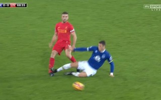 Henderson suýt gãy chân sau cú tắc bóng của Barkley