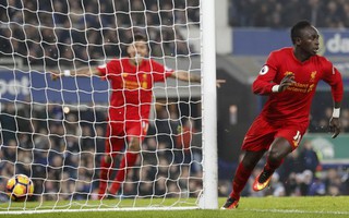 Mane tỏa sáng phút bù giờ, Liverpool thắng đại chiến Merseyside