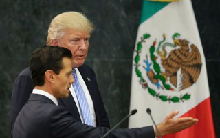 Dân Mexico nóng mặt vì tổng thống "lép vế" ông Trump