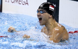 Mất HCV 100m bướm, Michael Phelps thua "tâm phục khẩu phục" Schooling