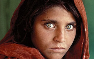 Số phận nghiệt ngã của cô gái Afghanistan có ánh mắt hút hồn