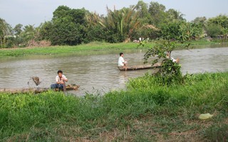 Đùa giỡn khi bơi xuồng, một sinh viên mất tích