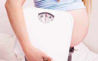 Con béo phì do mẹ tăng cân nhiều, đường huyết cao