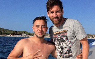 Fan cuồng bơi cả 1.000 m để gặp Messi