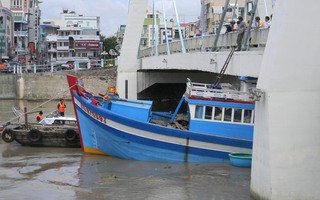 Hơn 10 giờ giải cứu tàu cá mắc kẹt dưới gầm cầu