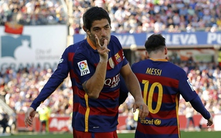 Suarez lập hat-trick, Barcelona giữ được cúp
