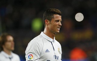 Bị fan Barca gọi là gay, Ronaldo “tịt ngòi” trận El Clasico?