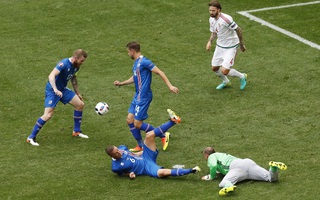 Xem thủ môn Hungary "vồ ếch", hậu vệ Iceland đốt lưới nhà