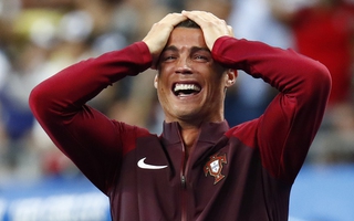 Chùm ảnh Ronaldo 2 lần bật khóc trong trận chung kết