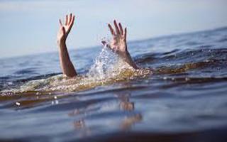 Nghỉ học sớm, tắm biển, 4 học sinh chết đuối
