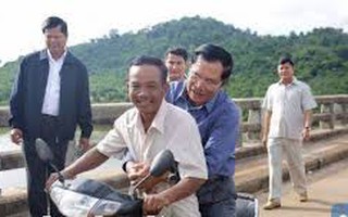 Thủ tướng Hun Sen bị phạt vì không đội mũ bảo hiểm