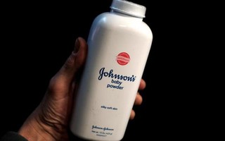 Johnson&Johnson bồi thường 55 triệu USD cho nữ khách hàng ung thư