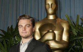 Leonardo DiCaprio “lướt” qua tượng Oscar như thế nào?