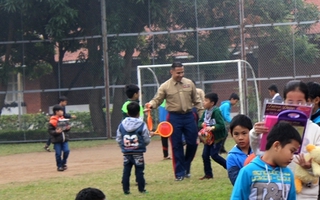Trẻ em SOS chơi bóng với Thủy quân lục chiến Mỹ
