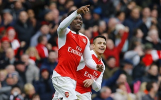 Welbeck thắp lại hy vọng cho Arsenal