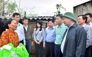 Thủ tướng xót xa khi đến thăm nhân dân vùng lũ Bình Định