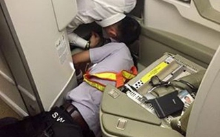 Toát mồ hôi tìm iPhone cho khách thương gia trên máy bay