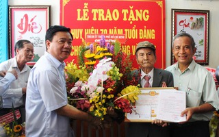 Trao huy hiệu 70 năm tuổi Đảng cho ông Đặng Văn Hạt