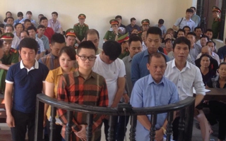Nhiều thanh niên "xăm trổ" ngoài tòa xử Minh “Sâm”