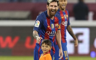 “Cậu bé mặc áo rác” không muốn rời Messi