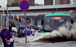 Bão lũ vây Trung Quốc