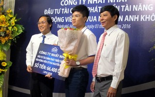 Thần đồng cờ vua Nguyễn Anh Khôi nhận gói tài trợ tiền tỉ