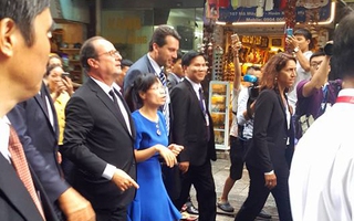 Tổng thống Pháp thả bộ trên phố cổ Hà Nội