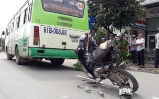 Xe buýt tông thanh niên văng vào dải phân cách, chết tại chỗ