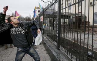Người biểu tình Ukraine tấn công đại sứ quán Nga