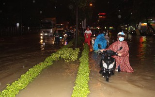 Biên Hòa cho học sinh nghỉ sớm để tránh mưa ngập, kẹt xe